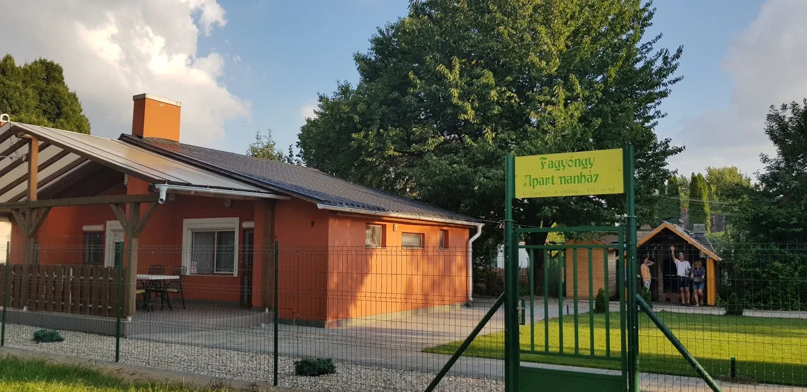 Az apartmanház a bejárattal