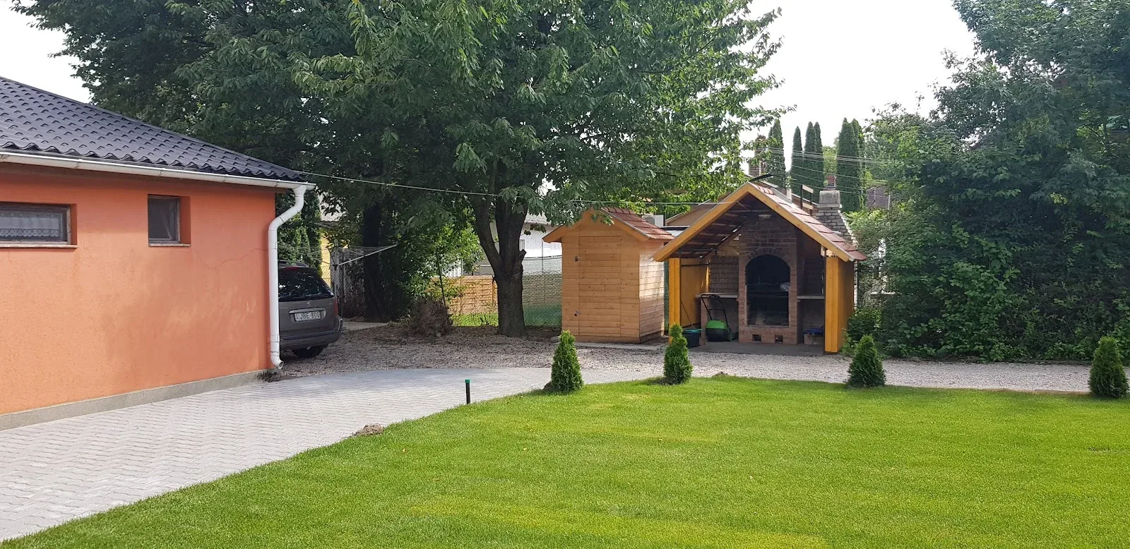 Pázsit és faház