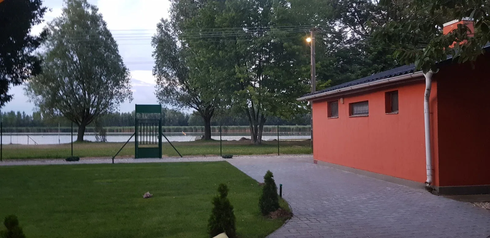 Udvar és játszótér